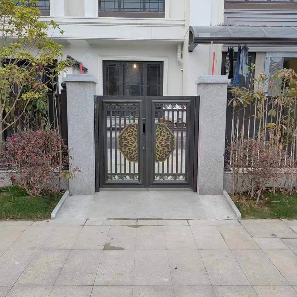 Swing or sliding: choosing an aluminum courtyard gate