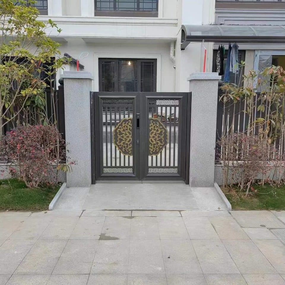 Swing or sliding: choosing an aluminum courtyard gate